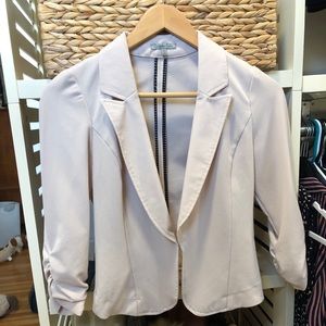 Quarter sleeve blazer
